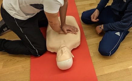 Dos personas practican RCP con un mucñeco