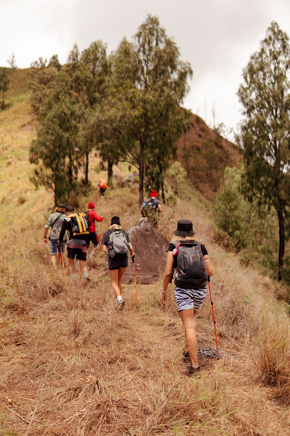 grupo-personas-caminando-caminata-bali