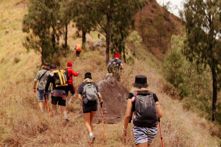 grupo-personas-caminando-caminata-bali